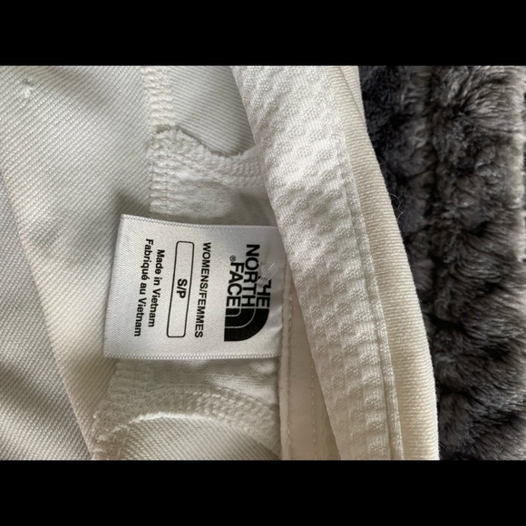 The North Face 1/4 zip up active wear top. - Picture 7 of 7